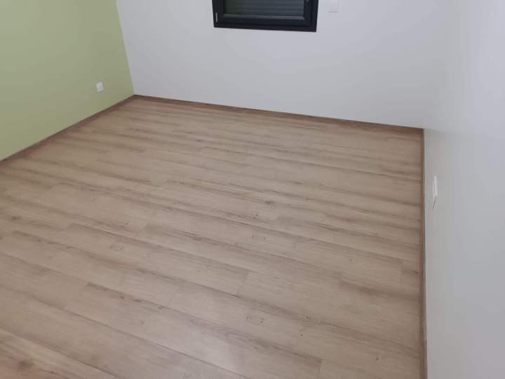 Un revêtement de sol soigné, alliant esthétisme et durabilité